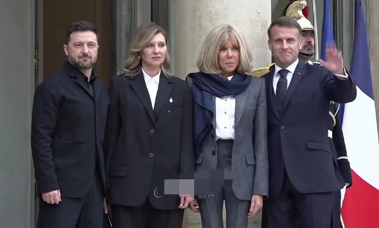 泽连斯基夫妇到访法国，与马克龙夫妇，两家人合影，四个人身高一样，两个老婆站中间，