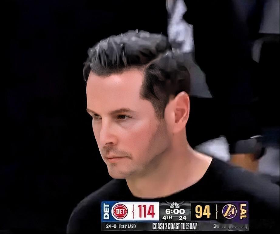 雷迪克气的脸都青了！在今日湖人对阵活塞的末节比赛中，活塞打出一波18-6，还