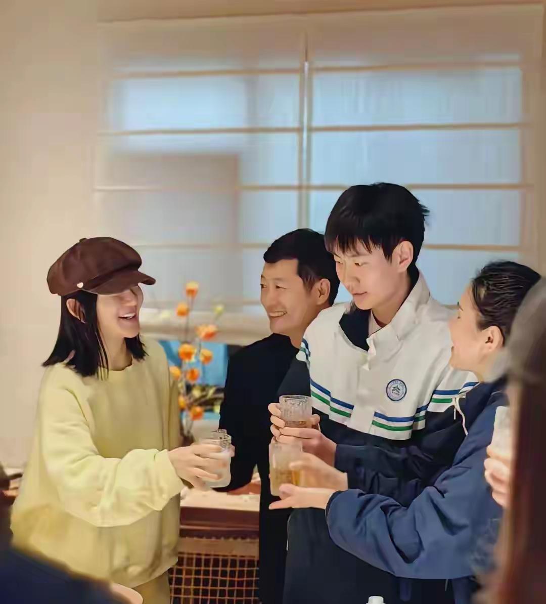 3月8日，谢娜回娘家过节，一家人聚餐，有说有笑，温馨又幸福！镜头下的谢娜一身黄