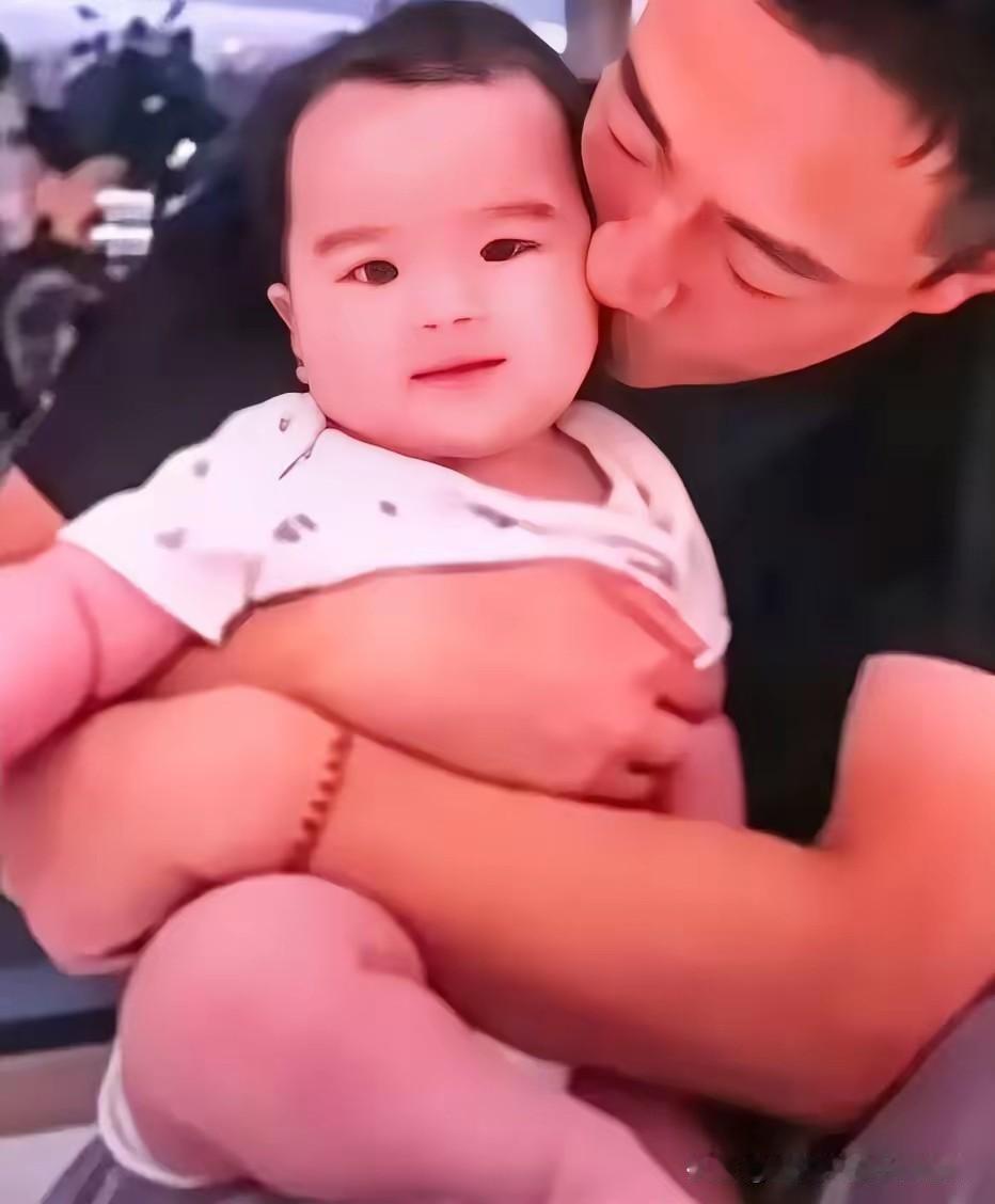 你瞅瞅汪小菲出差刚进家门，第一件啥事都先放一边，进门一把就抱住小汪宝，亲个没完，
