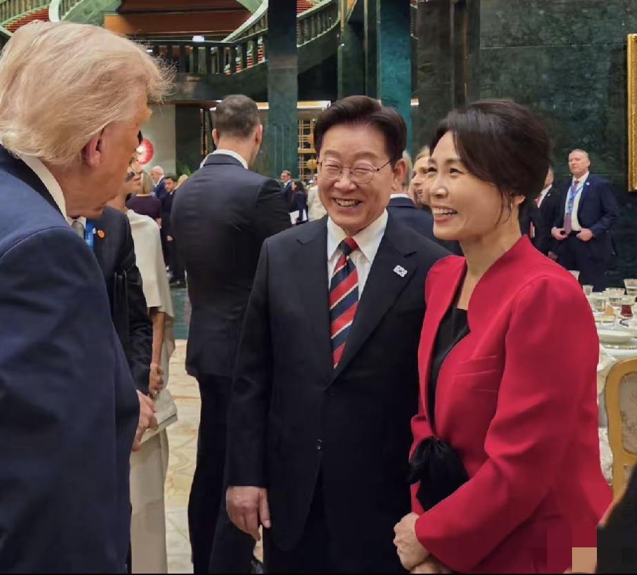 李在明搞笑的样子很可爱。那夸张的表情和动作、那一双戴着眼镜的小眼睛自带喜感。
