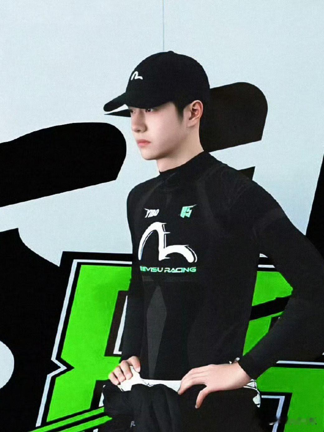 王一博有点难受黄景瑜花300万买了张去太空的体验票，王一博是真的气呀，不是气他