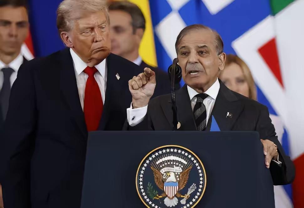 夏巴兹签字背后：巴基斯坦的亡国式妥协，全是美国霸权的狠算计！达沃斯的签字台