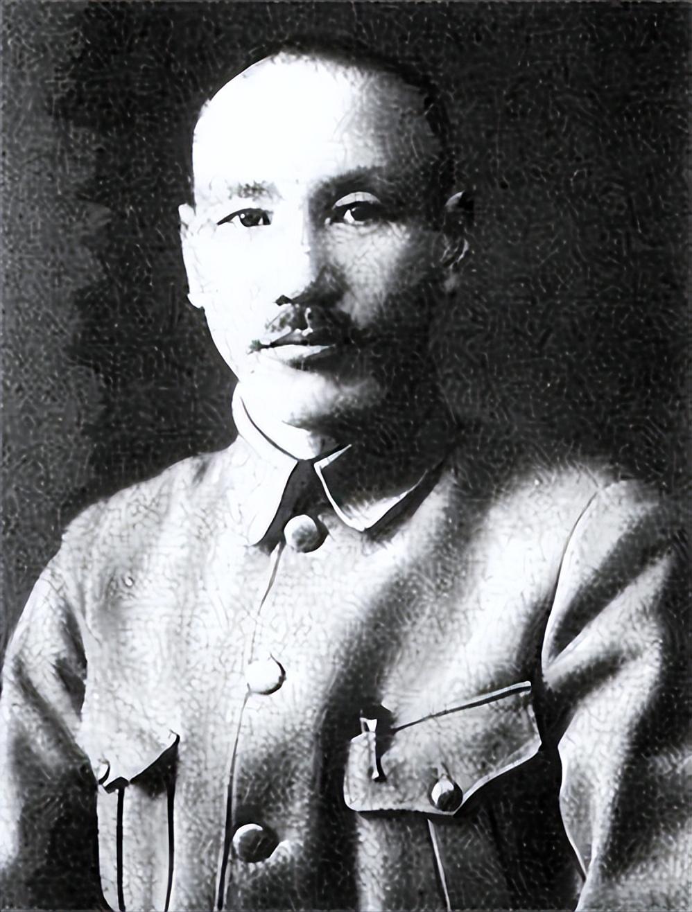 1935年他连开三枪大闹南京，身背十万悬赏投奔延安，主席却摆手让他走，这一走竟换