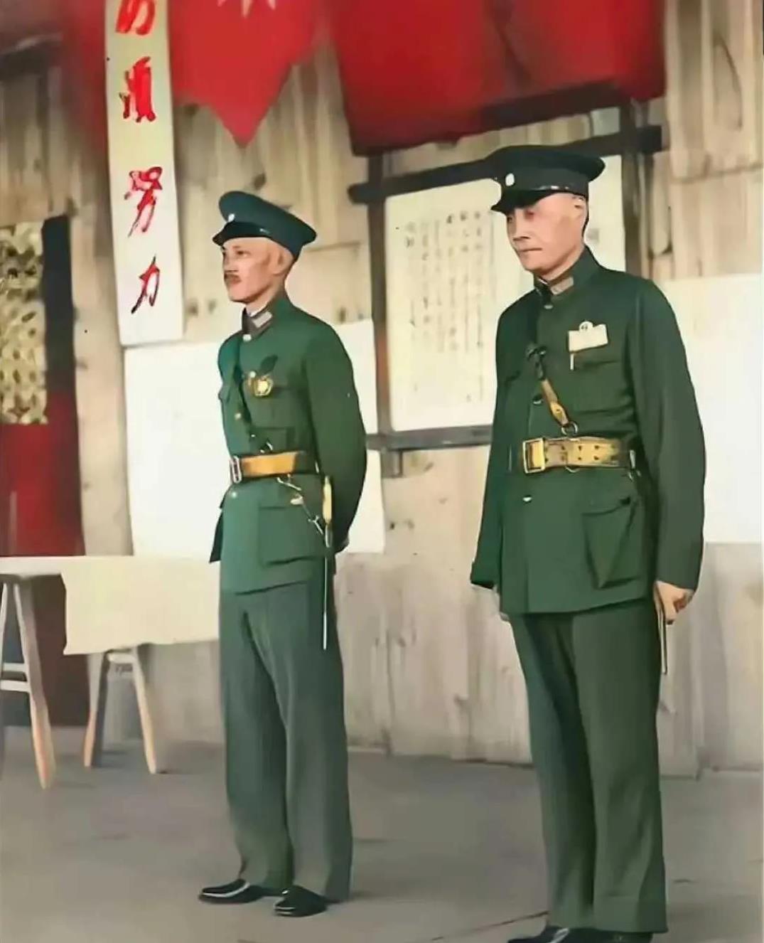 老蒋精瘦不足170cm，戎装显苗条；刘湘威武高大。然二人眼神气势高下立判，主从之