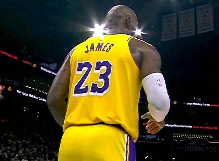 湖人惨败：到底谁在裸泳？东契奇两场没有打，湖人先被快船打爆，客场再度24分惨