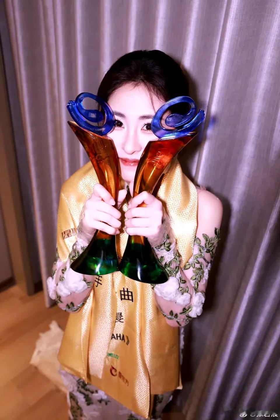 张碧晨再获音乐类重磅大奖！而且还是两个！恭喜！张碧晨太牛啦！在第32届东方
