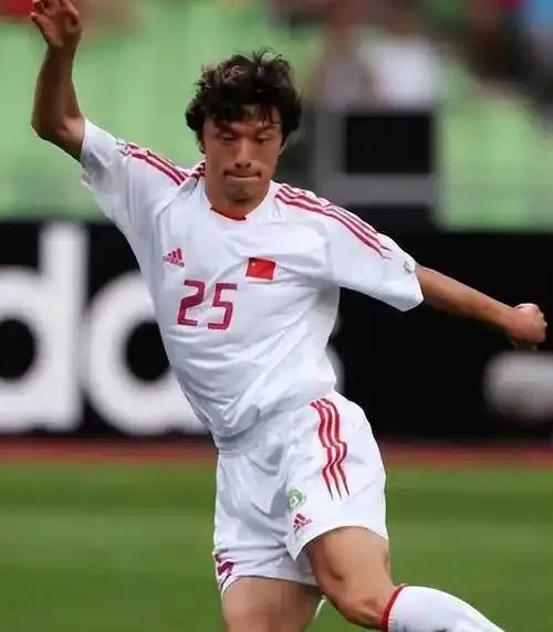 2001年，米卢换下谢晖，不是因为他不够强，而是因为他“太对”了。作为锋线尖刀