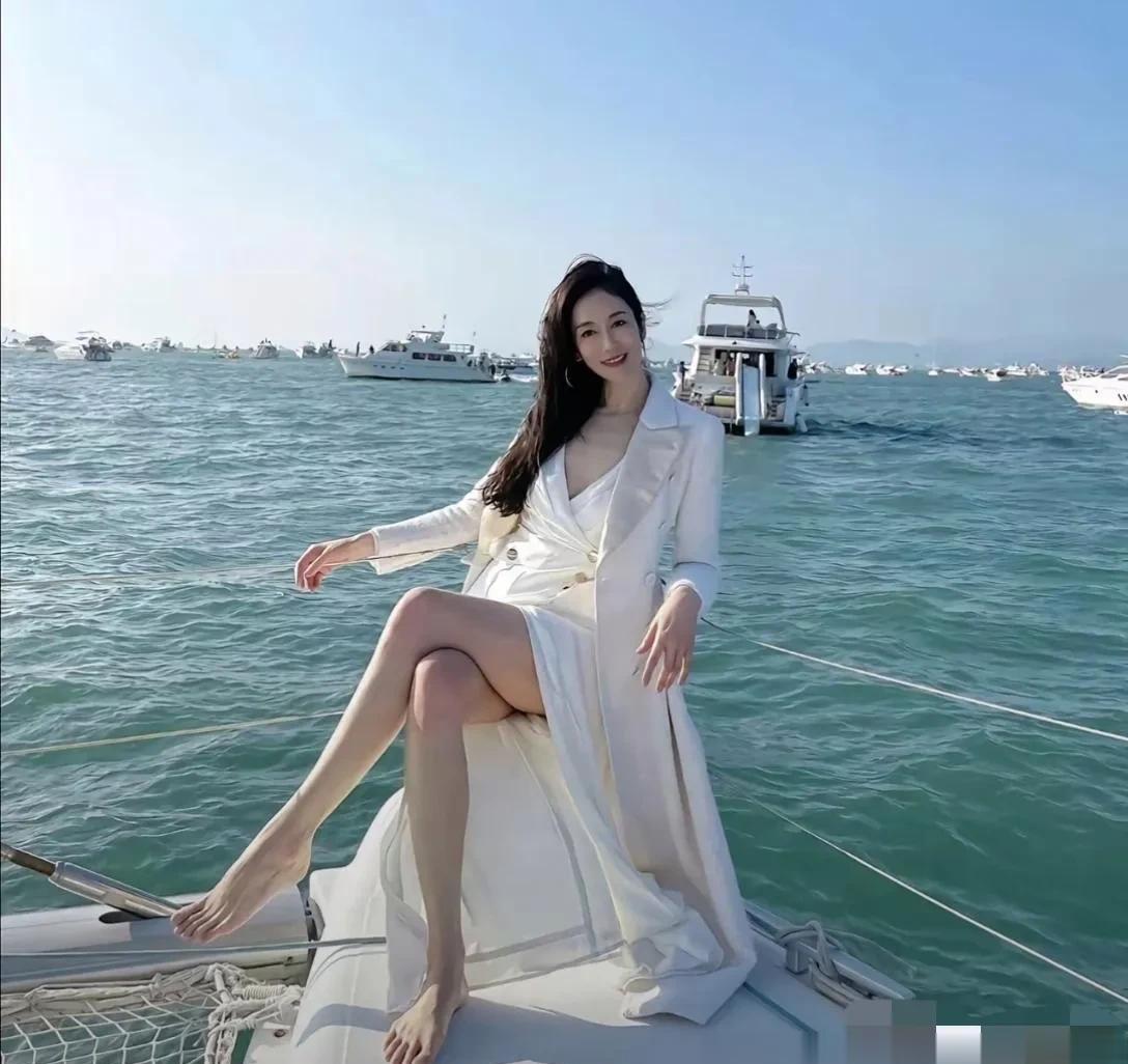 三亚游艇上，她脚弓一绷，裙摆掀起！47岁温峥嵘，没整容、没滤镜，直接把半个内娱圈