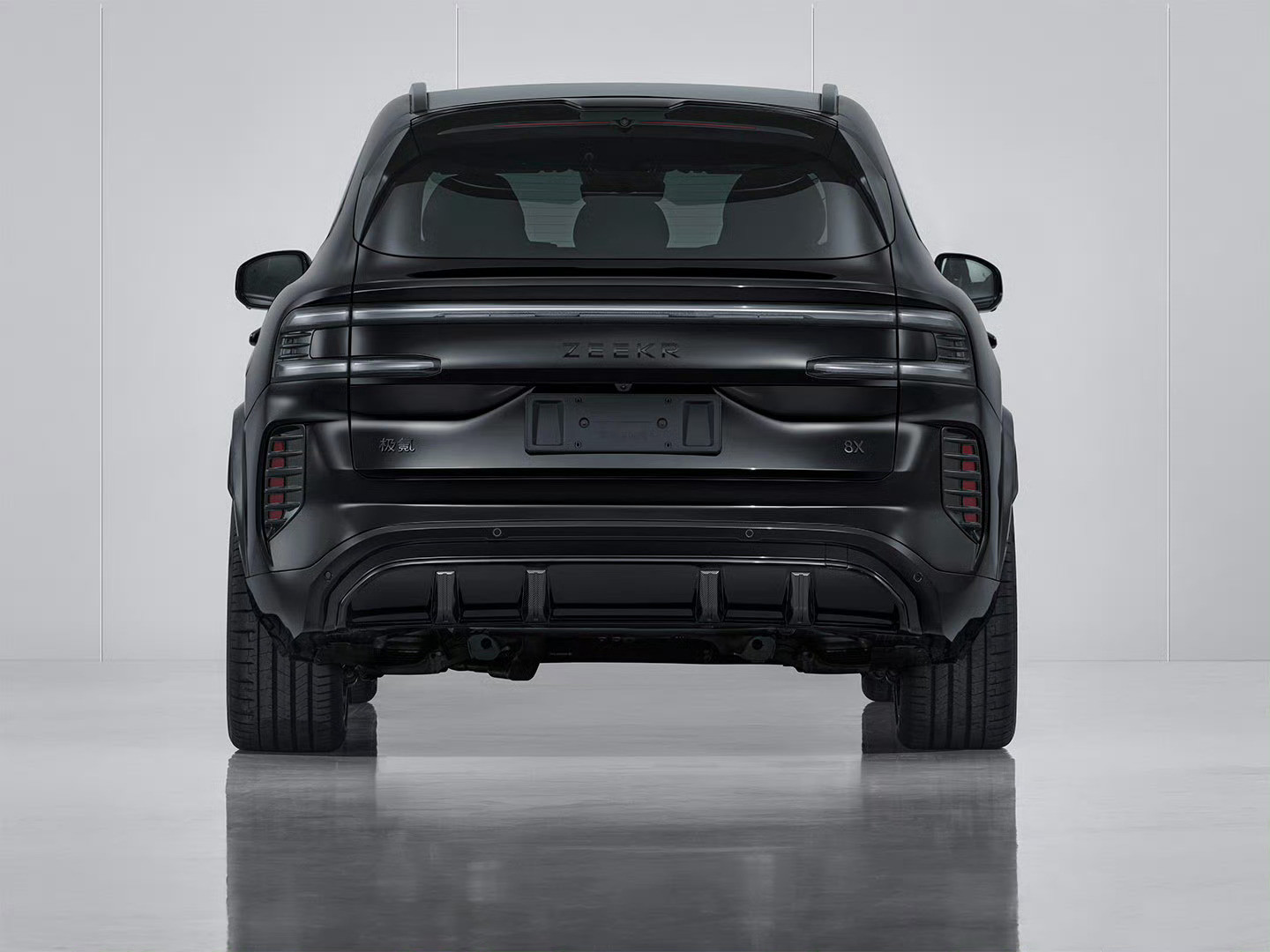 大家心心念念的黑武士极氪8X终于露面了后胎宽315mm，太带劲了！