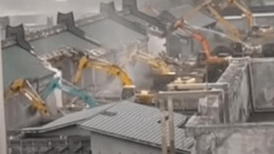 5月28日，汕头备受关注的57亩违建豪宅“英之园”被拆除。而在5月9日，汕头市潮