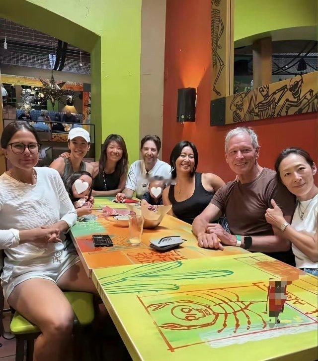 谢贤离世后谢婷婷首露面，带儿子女儿和好友吃饭，晒合照一家四口笑容灿烂。