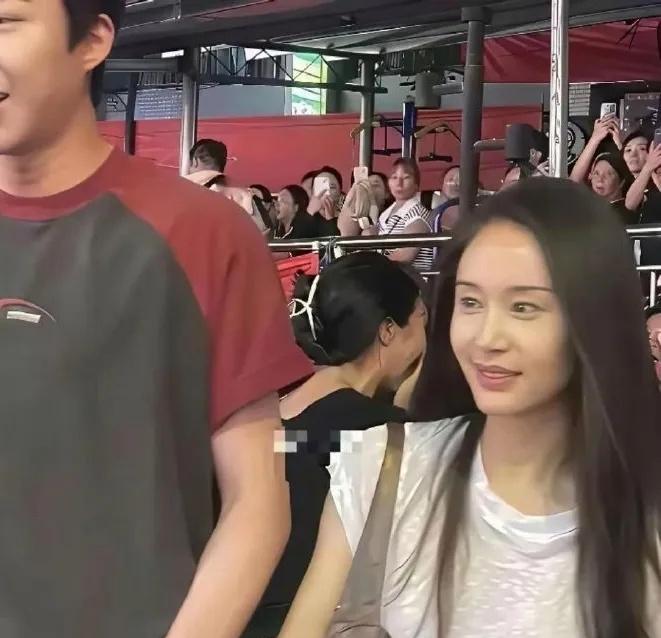 本人看着真的好小巧一只，感觉都不到1米55，她是不是谎报身高了？