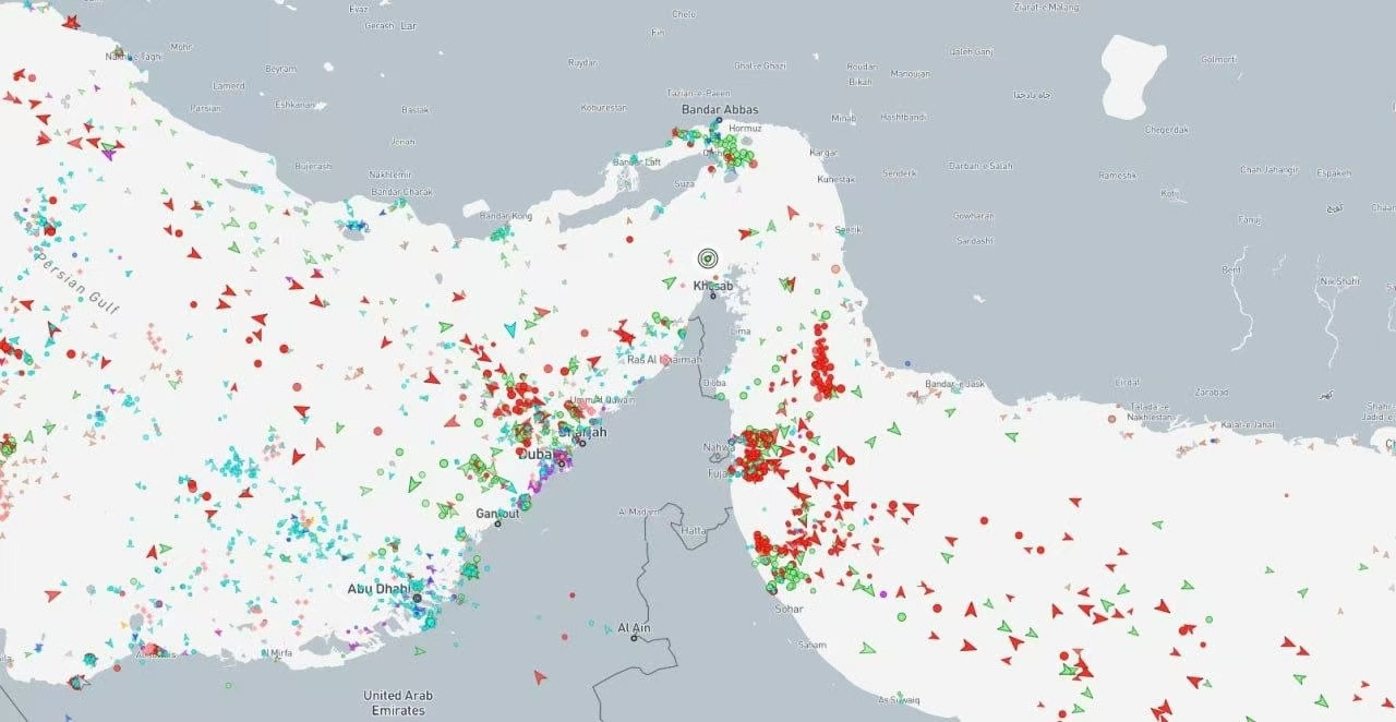 伊朗封锁了霍尔木兹海峡，只允许中国和俄罗斯的船只通过。霍尔木兹海峡周围船只位置的