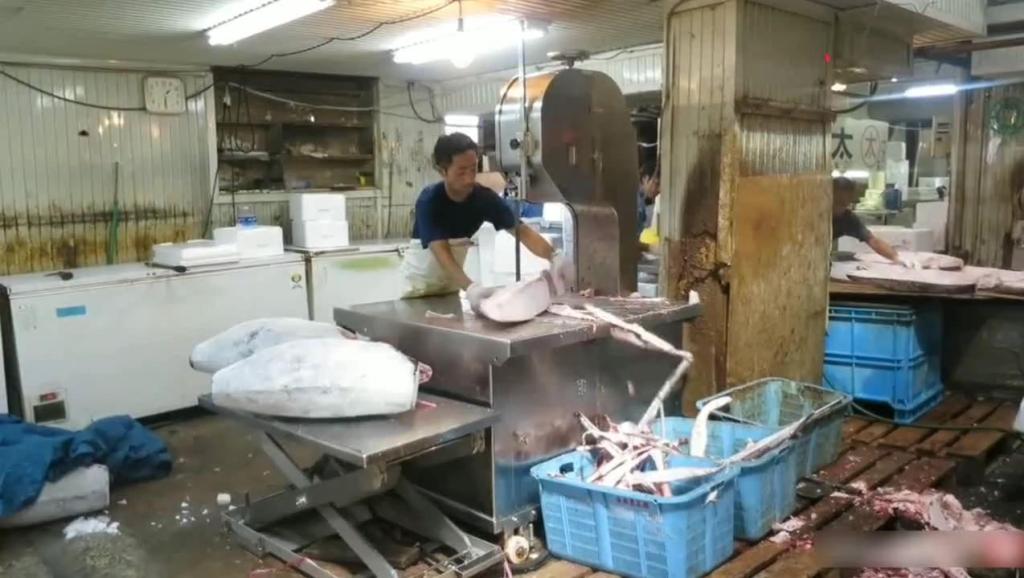 实拍日本海鲜市场, 新鲜的鹦嘴鱼现场清洗处理