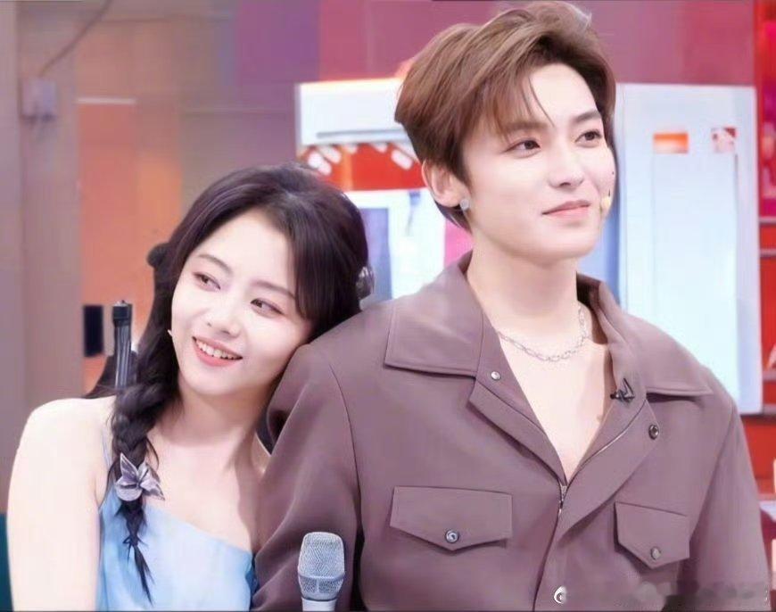 侯明昊谭松韵演上强制爱了韵韵还顺势靠肩，这苏感谁顶得住啊！综艺比正片还会整活，已