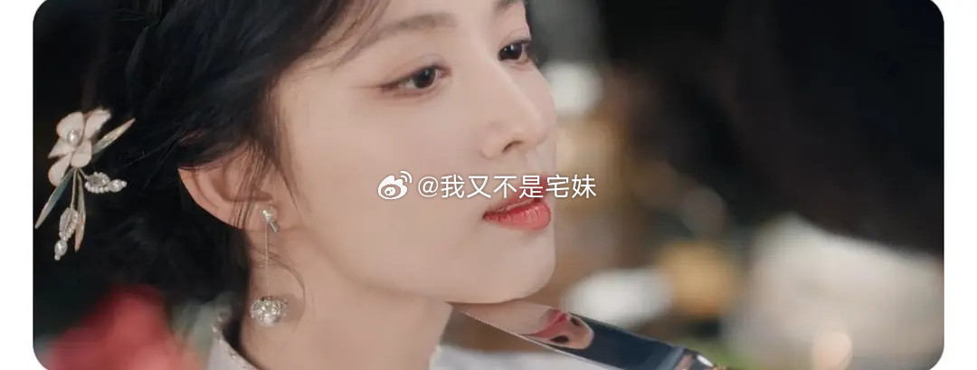 没人觉得这个镜头有问题吗？美女没惹。。