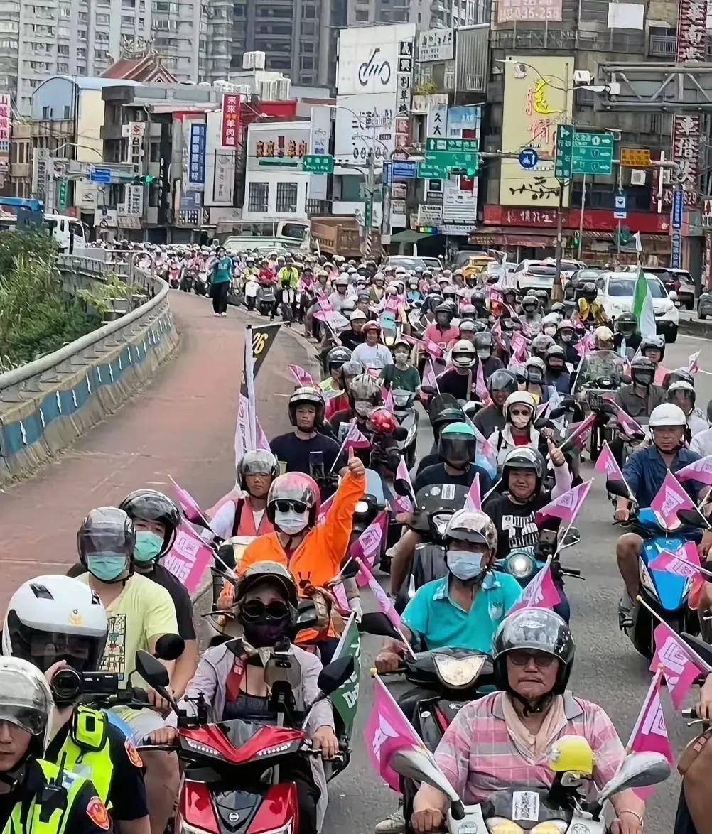 台湾突然热闹起来，民进党的支持者，这两天纷纷不是骑自行车就是骑摩托车上街，为大罢