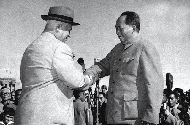 1960年，苏联撤回所有在华科学家，临走前，一位苏联专家悄悄对中国核武器研究所说