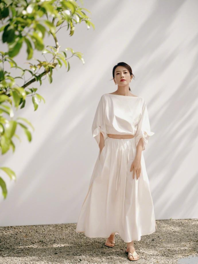 最近高圆圆拍摄了一组很美的大片，她这次穿了一身白色的衣服，看上去非常的显年轻，气