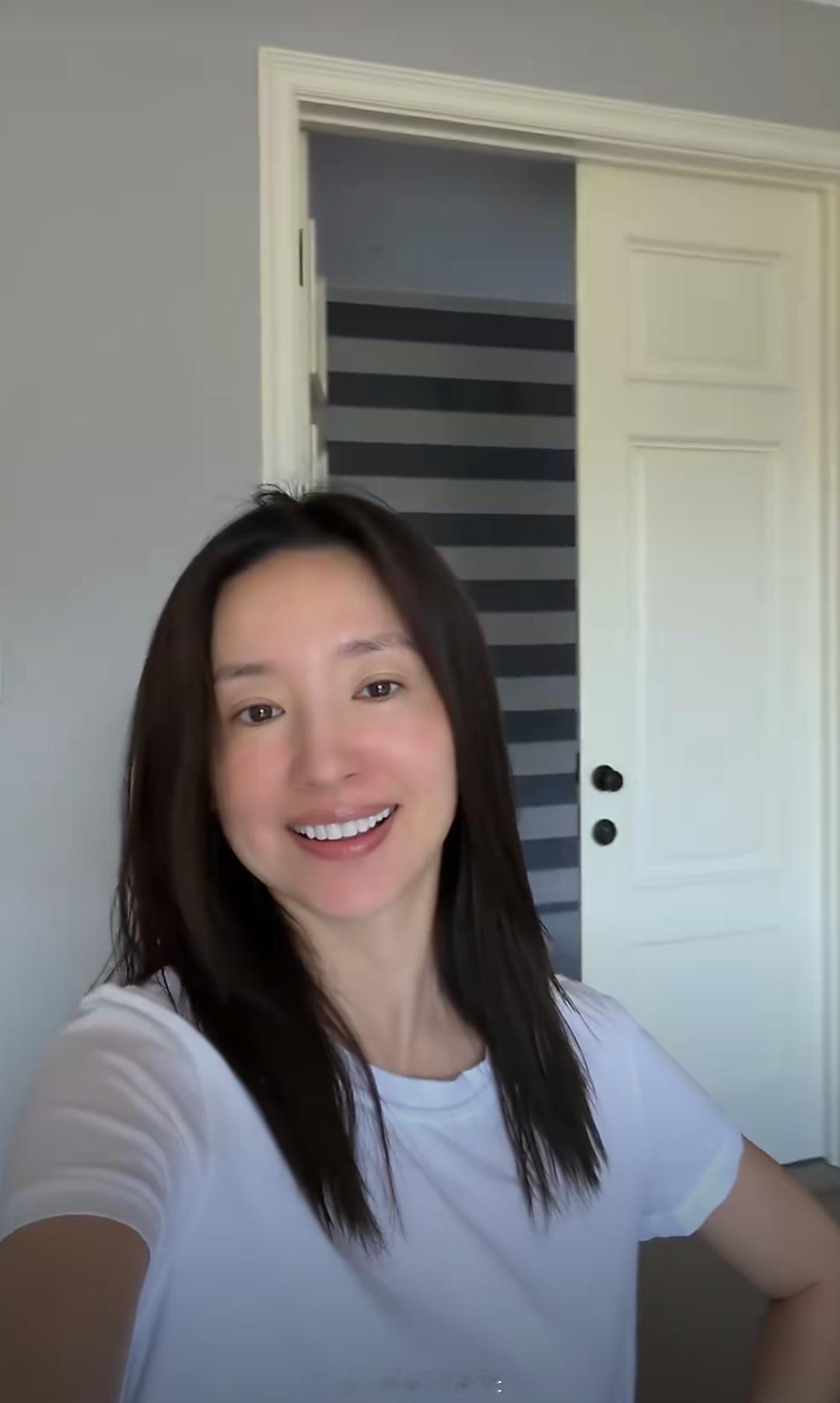 董洁简简单单收拾一下，氛围感直接拉满。真正的美人果然不受年龄束缚。岁月虽然留下痕