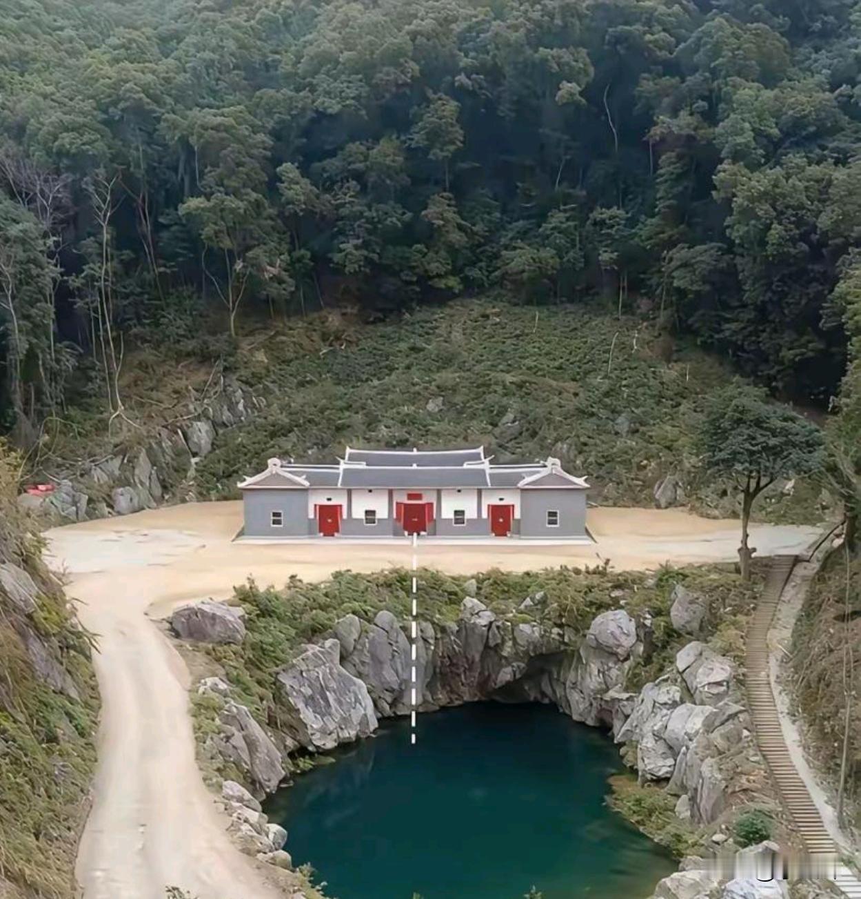 这房子怎么看起来怪怪的？