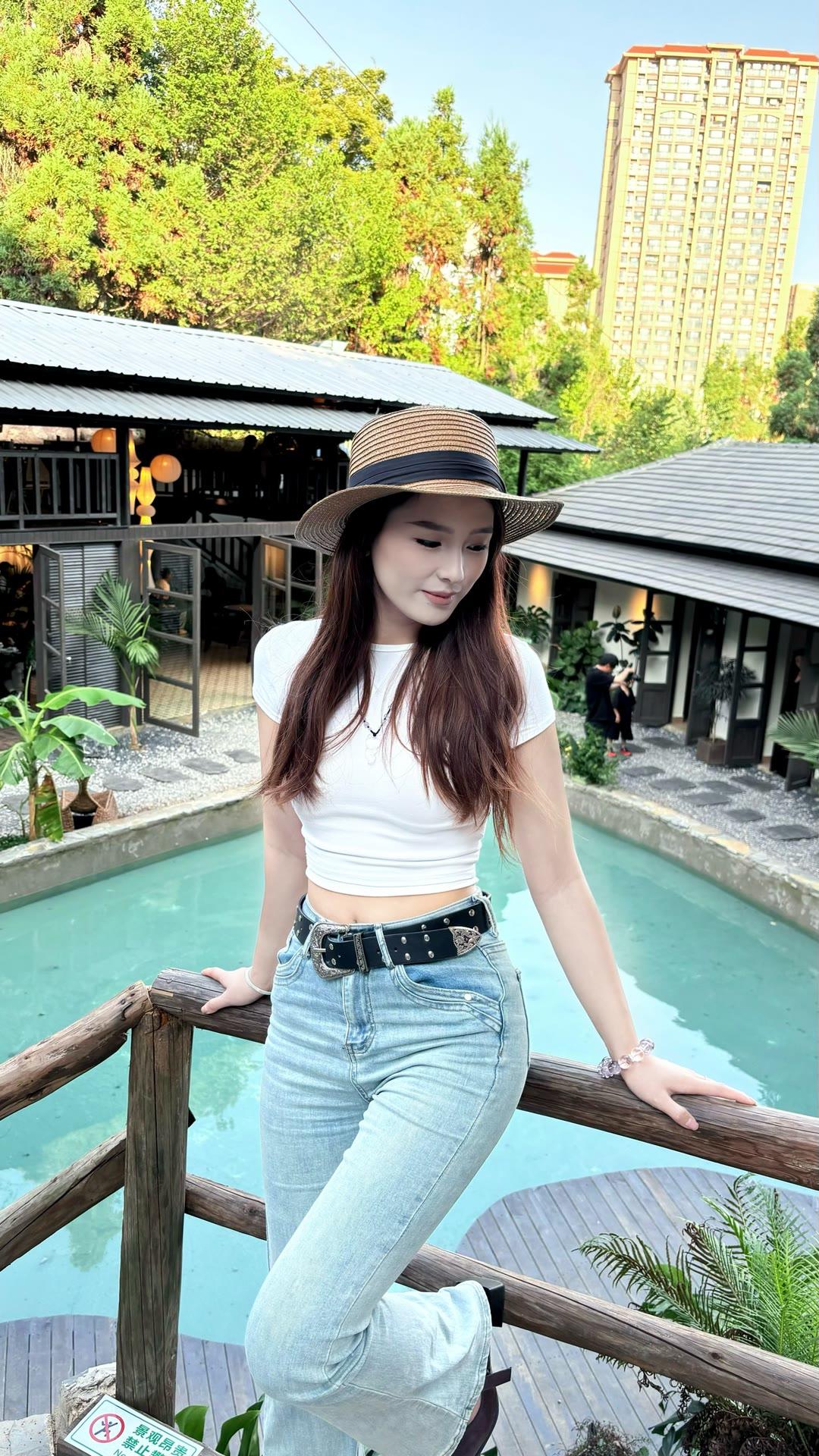 你好，牛仔女孩！紧身裤下的你，如牛仔般自由洒脱，愿你的生活如你般酷炫多彩！🎉