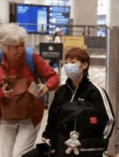 王曼昱太有礼貌了！鳗鱼从瑞典回北京，累的迷迷瞪瞪！坐在椅子上都快睡着了。