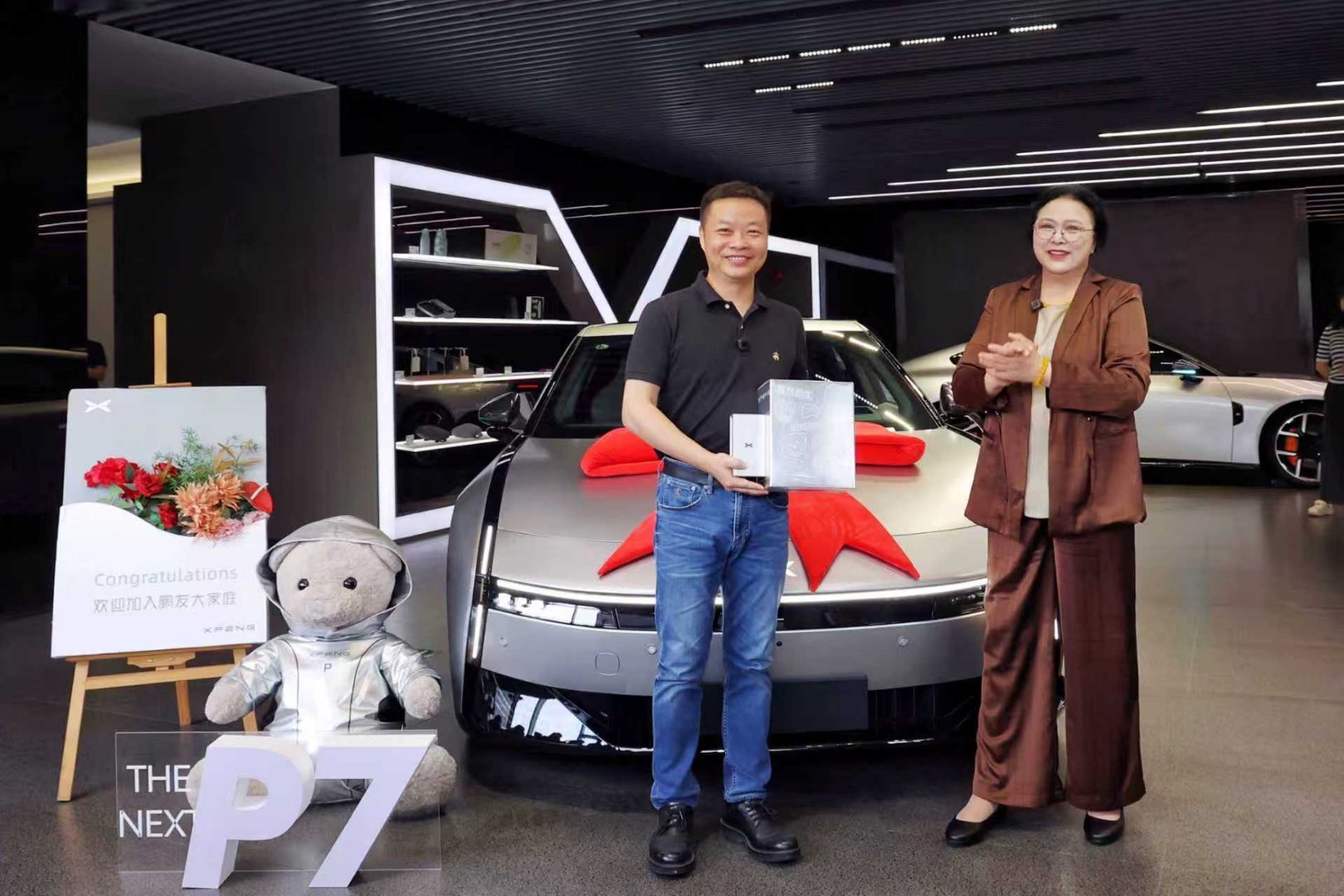 王凤英给何小鹏交付新P7全新小鹏P7首批车主火热提车那个等待提车的男人终于拿到车