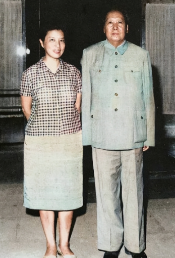 建国初，毛主席与一位女性的珍贵合影，对方气质不凡，她是谁？在五十年代，有一张