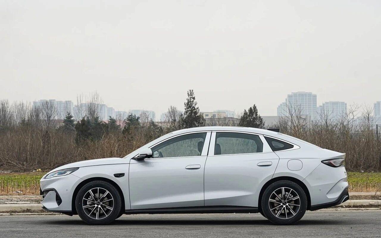 2026款比亚迪海豹06DM-i是一款主打长续航、低能耗和高性价比的中型插电混