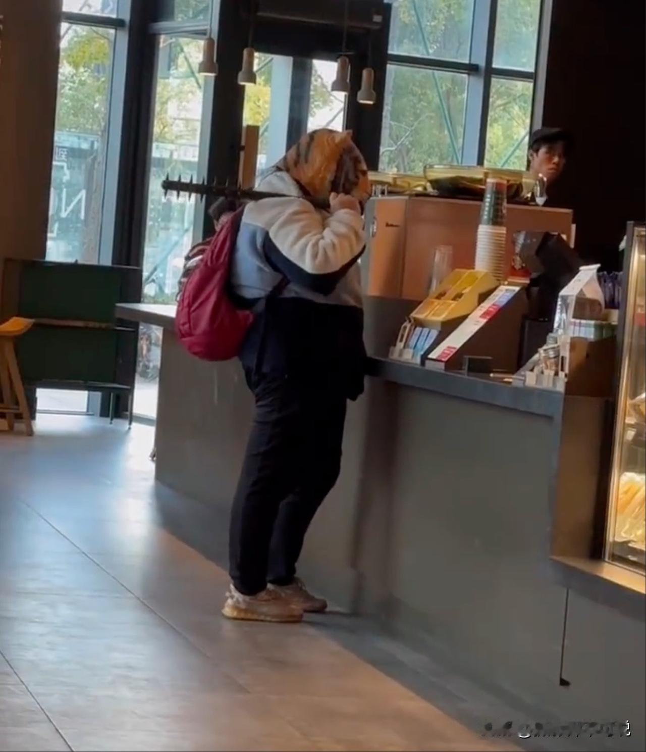 买个咖啡还要拿狼牙棒戴头套，嘴里还喊着“打劫咖啡”，这哥们儿要感谢生在中国，否则
