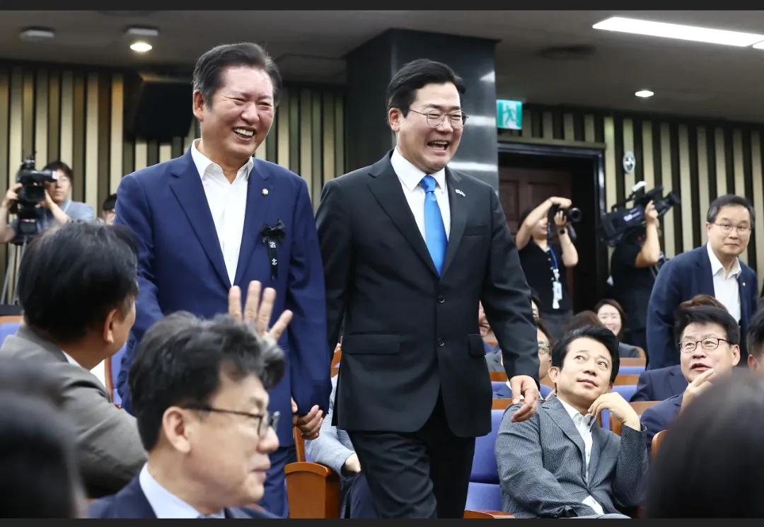 金文洙和韩德洙“两洙”相争时闹上法庭。郑清来和朴赞大“两强”相争时却笑开了花？