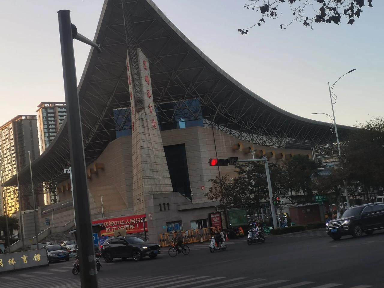 昆明市体育馆位于环城西路与人民西路交叉口附近。这个位置是好，但是四周都是住宅