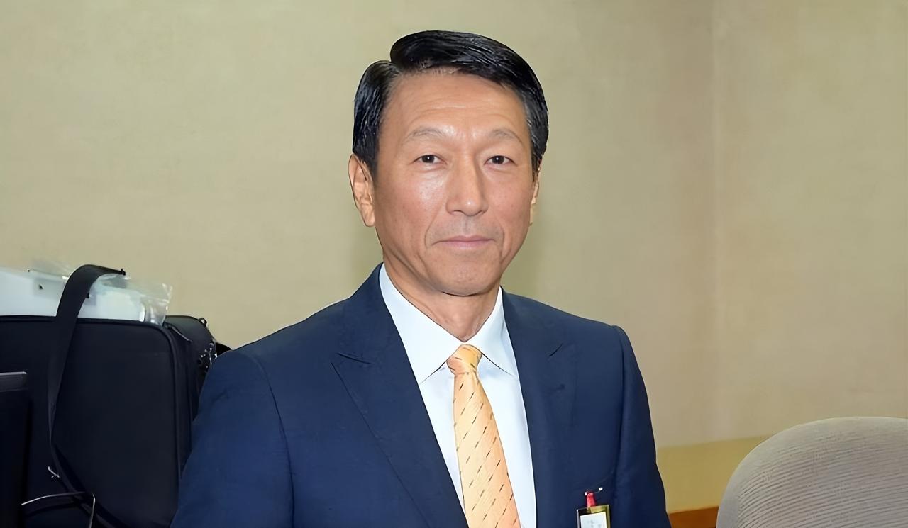 岛内彻底炸锅了！台湾前最高军事长官李喜明，终于说出了没人敢讲的大实话。解放军迟迟