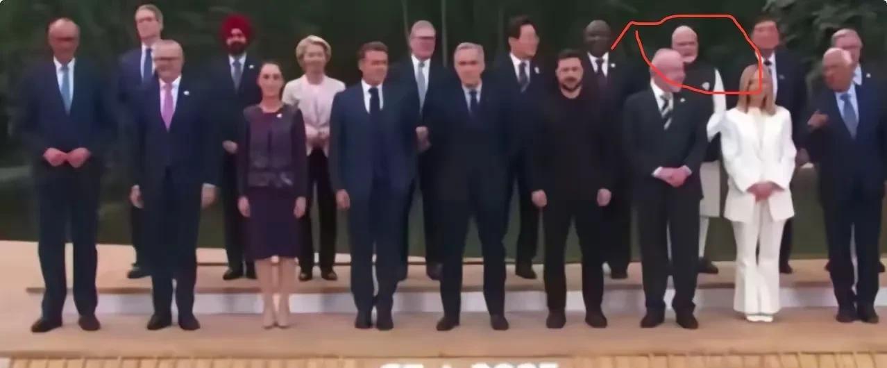 G7开会，G7的大佬合影留念。根据站位就知道谁更重要，谁才是核心或者是讨论的核心