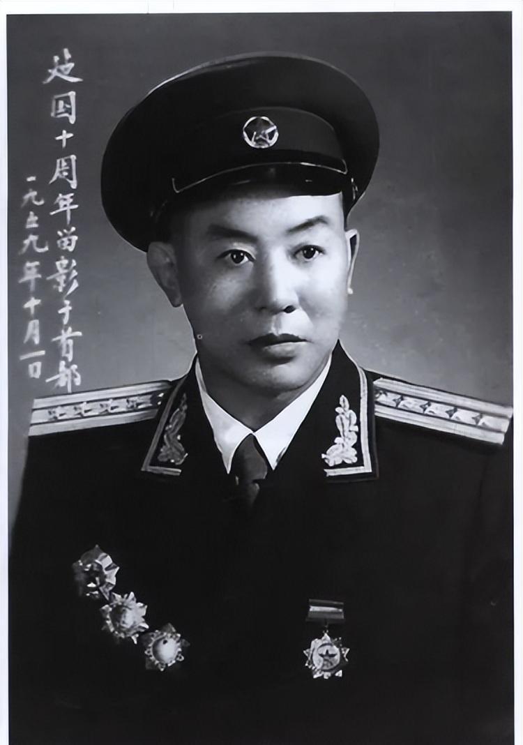 许世友看到老伙计只获大校军衔，满腹不平地对他表示：我真的想替你争争这个荣誉！