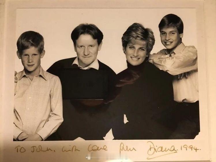 威廉王子1994年，摄影师JohnSwannell为D和她的两个儿