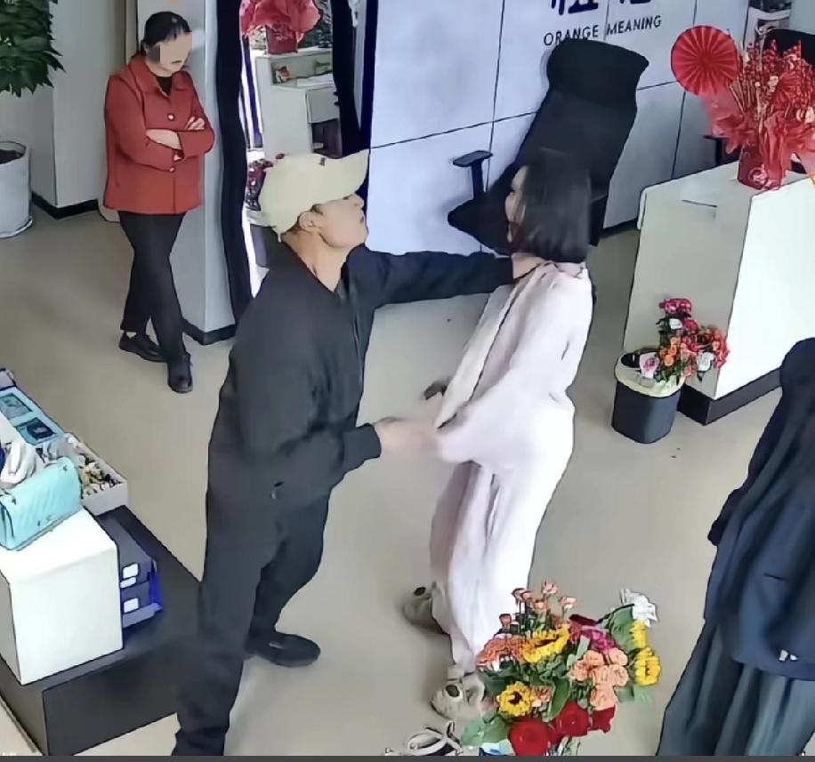 你见过逼女儿贷款30万还“养育债”的父母吗？河南的代女士，从小生活在重男轻女