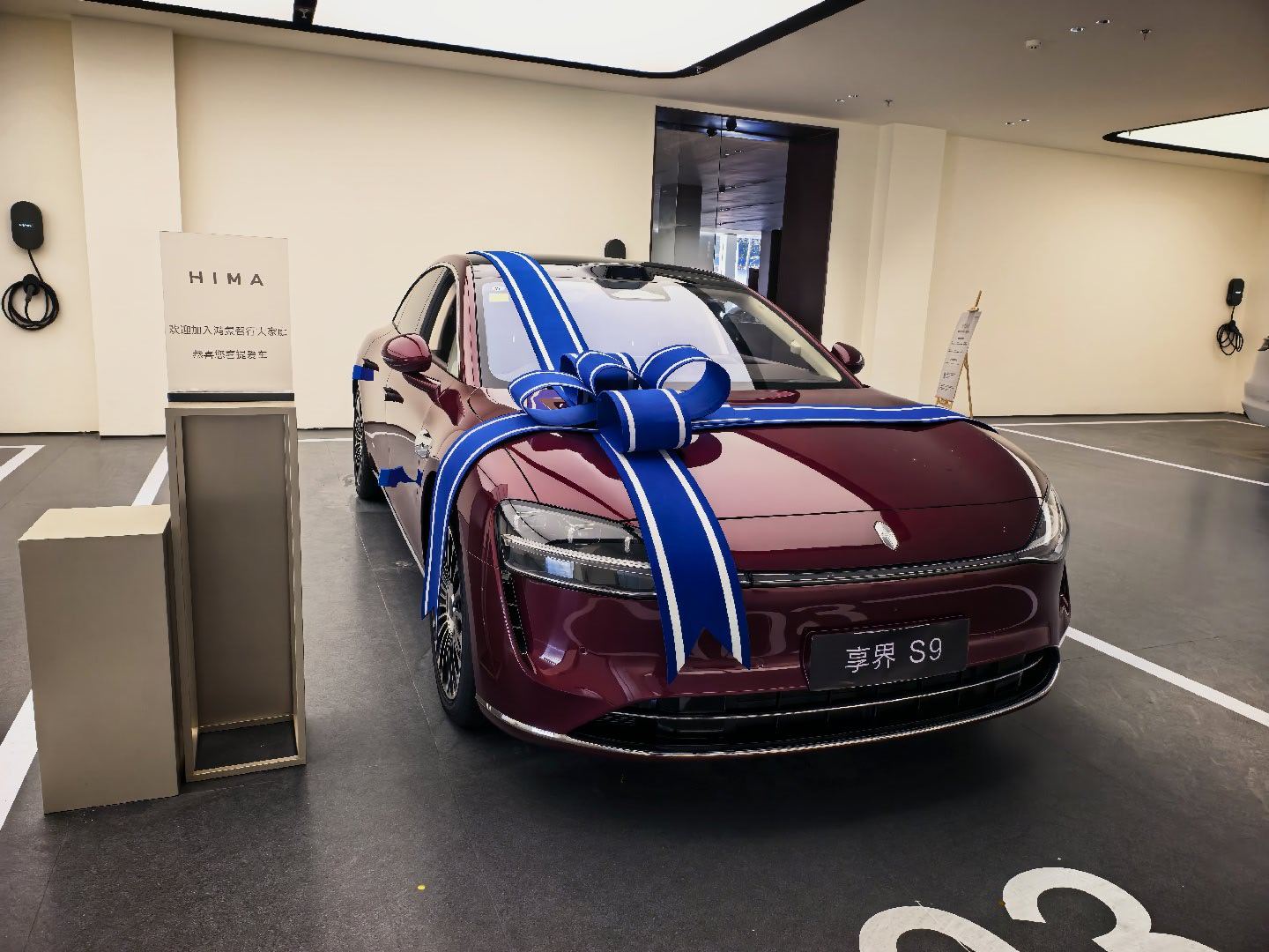 来鸿蒙智行店里，发现一辆马上交付的新款享界S9，红色外观真时尚。
