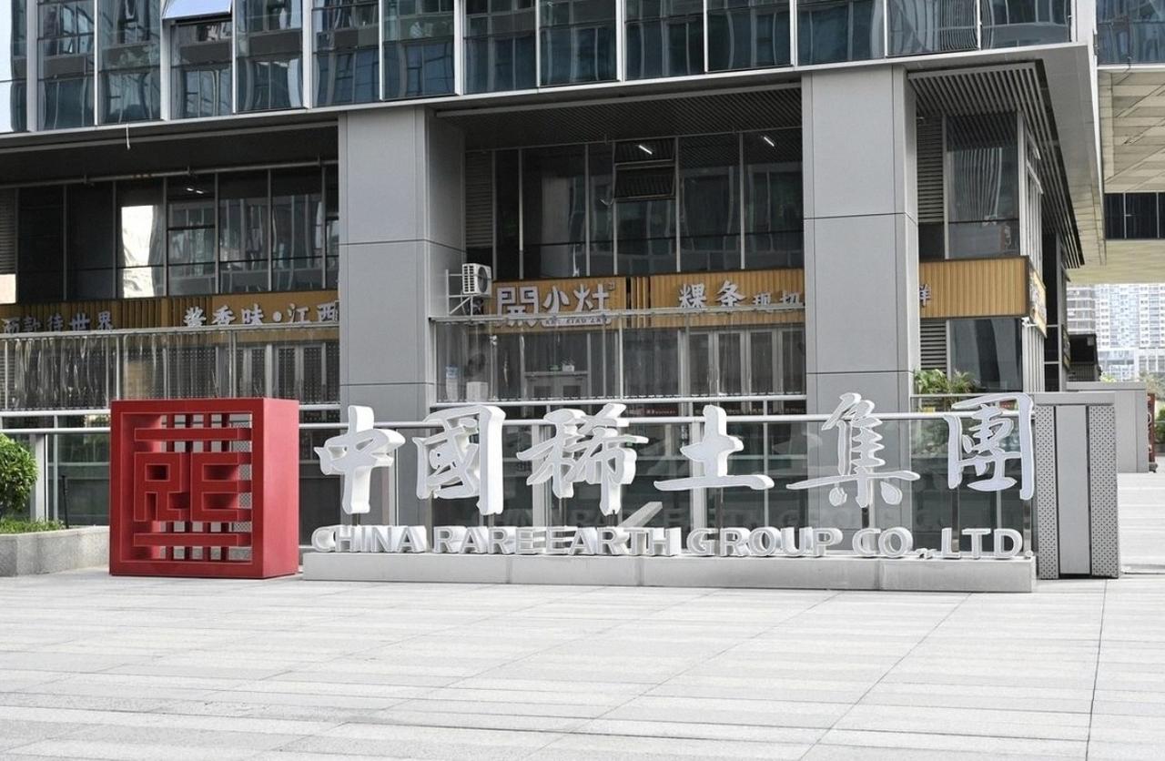 最近荷兰强抢安世半导体的事还没降温，法国又跟着搅起了浑水。 马克龙眼看着荷兰