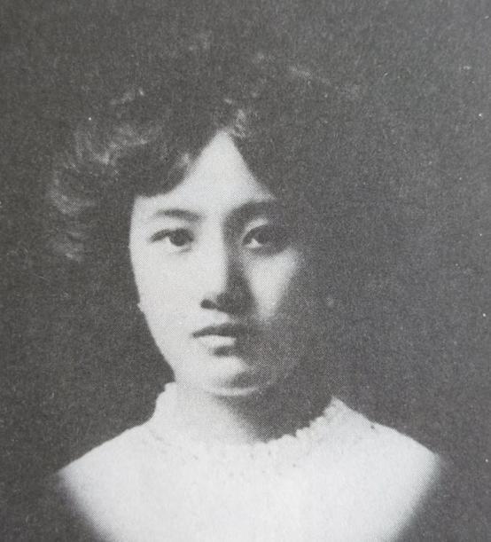 1914年，27岁军官要给14岁妓女赎身，老鸨要3万赎金，他正要付钱，却被青楼女