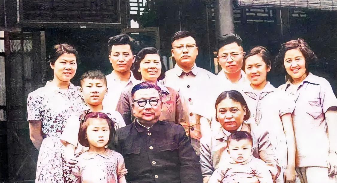 李克农上将在1958年留下了一张珍贵的“全家福”。照片中的人有妻子赵瑛和九个子女
