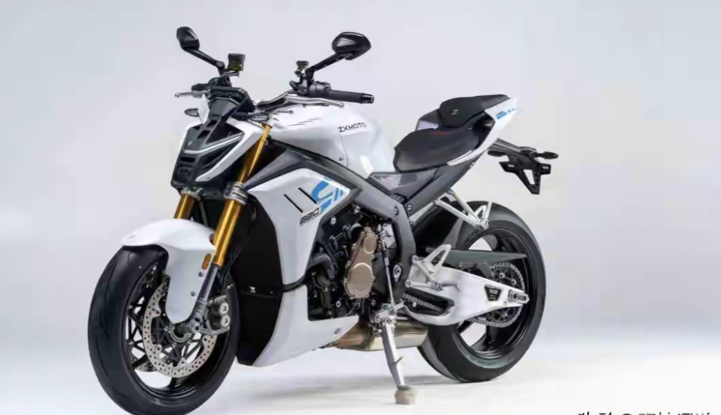 张雪机车这次真放大招，一口气在工信部申报三款新车，直接炸穿国产摩托圈。这次全是硬