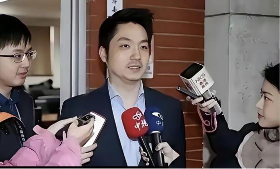 “你连中国人都不认，凭啥张罗把两蒋灵柩迁回大陆？”记者曾经一句话，蒋万安当场愣住