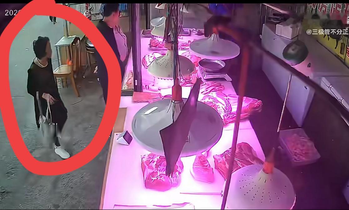 大连一农贸市场，大妈以迅雷不及掩耳之势在肉铺偷了一块肉，淡定的离开，这一看就是个