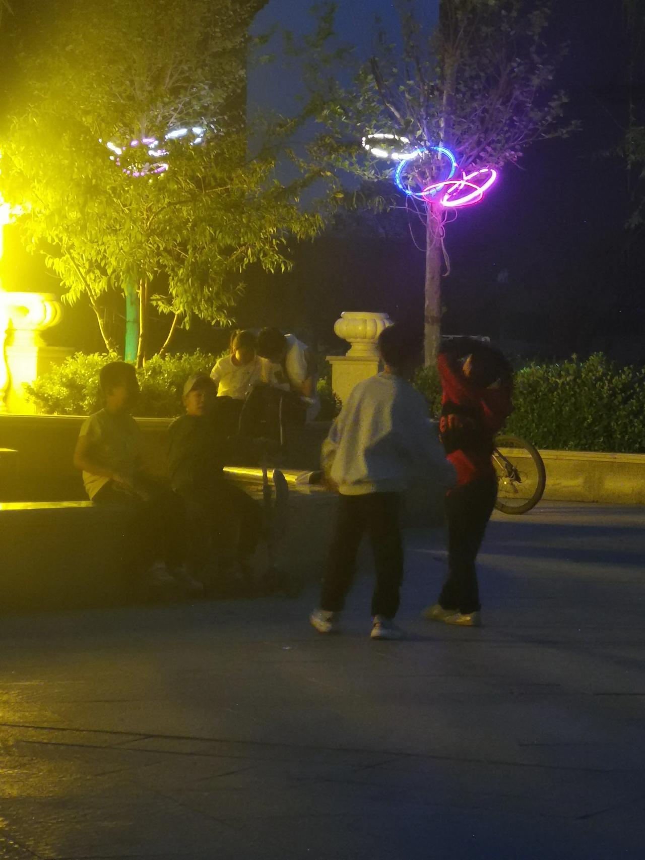 昨天晚上逛夜市，看见有三个女的在互相扯头发。立马来了精神，旁边一个胖胖的大姨跟别