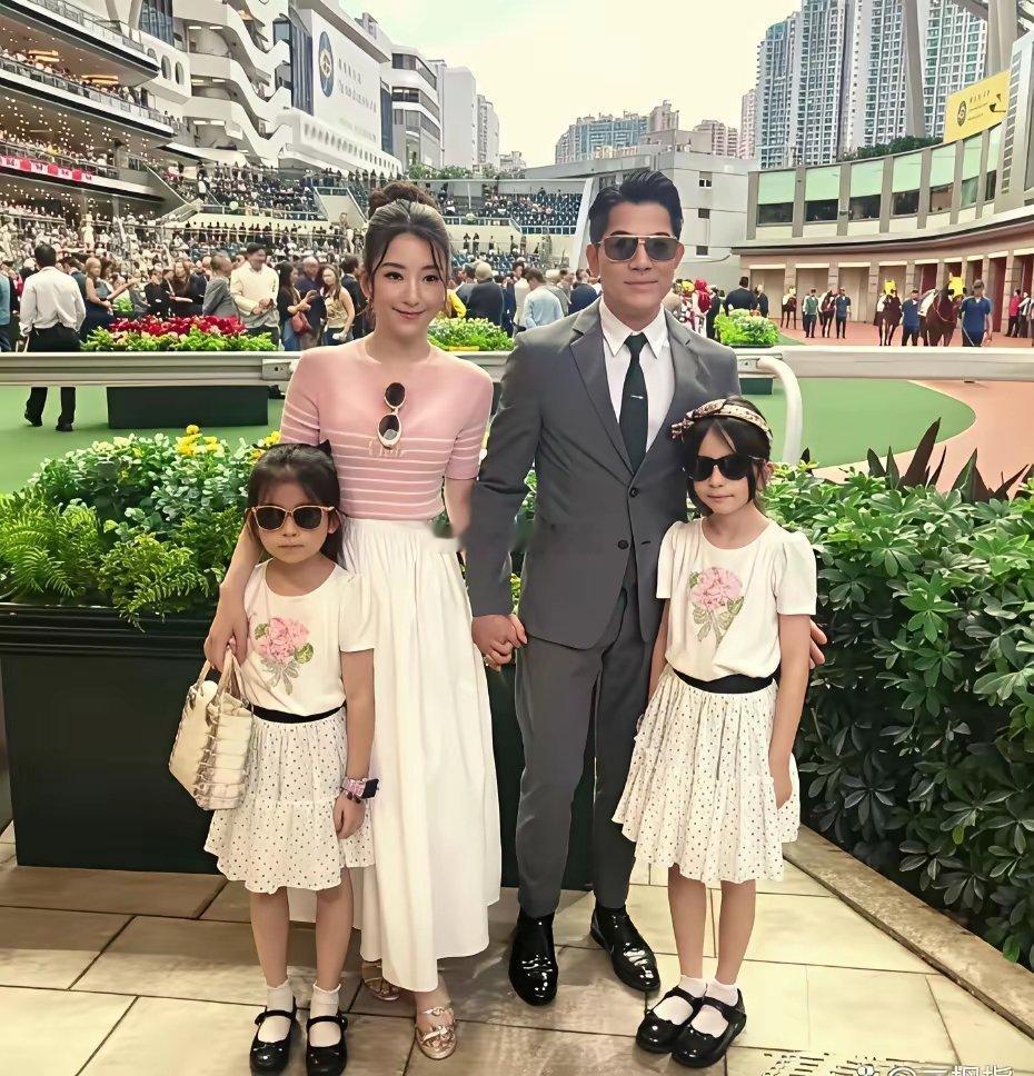 60岁郭富城真是宝刀未老啊！二女儿都七岁了，他半扎马步，轻轻一托就把郭咏萱抱在怀
