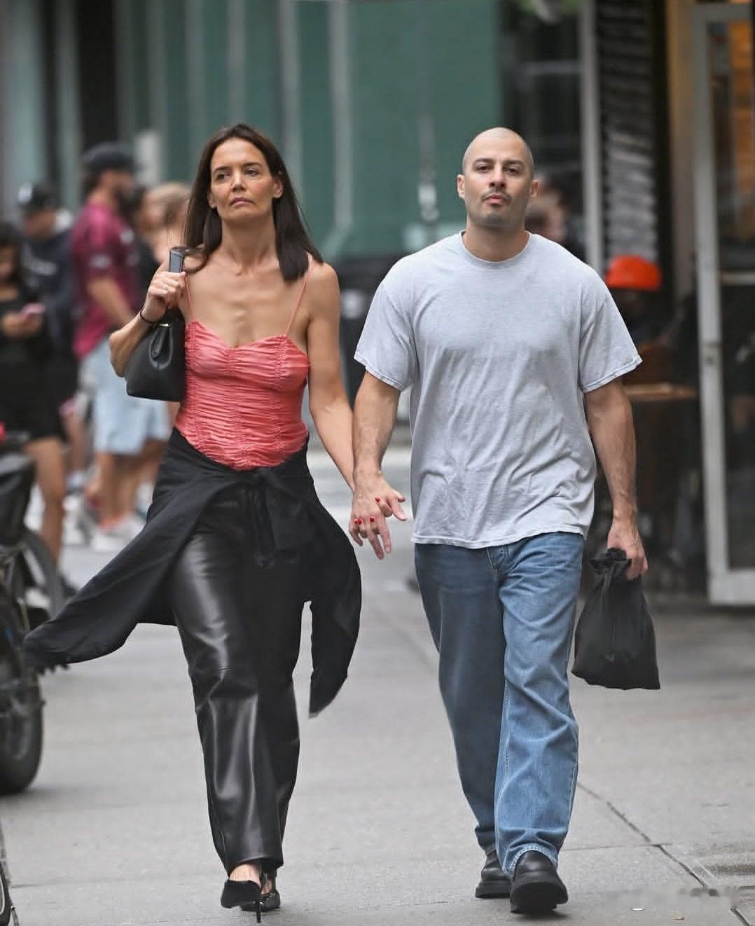 47岁的KatieHolmes，刚被拍到和小8岁男友在纽约SOHO手牵手吃晚餐