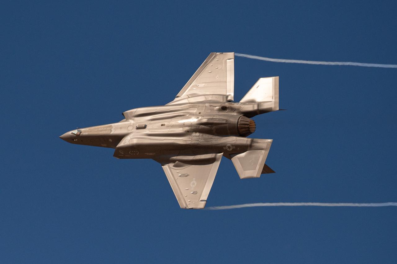 F-35与歼-35都做一机三型，为何还说路径完全不同？F-35的“一机三型”